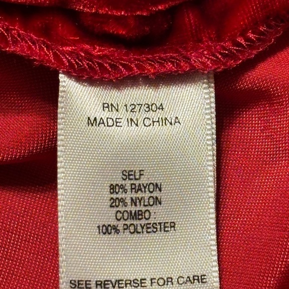 JOHN MARK VIBRANT RED VELVET TOP LARGE NEW WITHOUT TAGS IS FIGURE FLATTERING - Picture 5 of 7